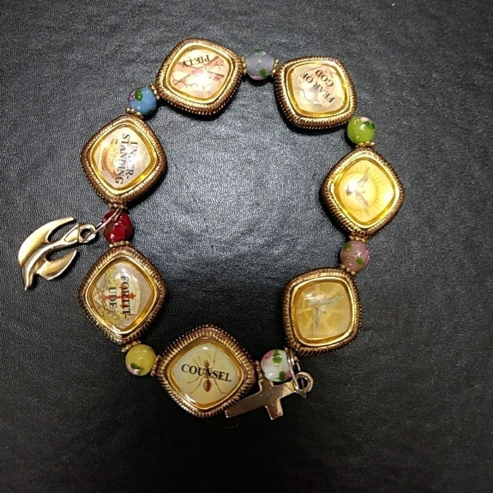 Gold tone inspirational bracelet 7.25"